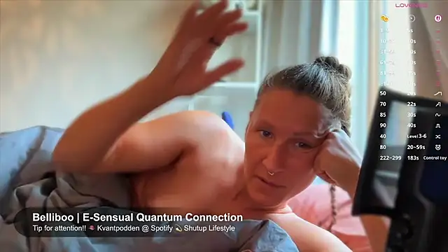 Snapshot of SwingWingWomanSweden chatting on September 2025 06:35:02 AM SwingWingWomanSweden online show from September 2025 06:35:02 AM