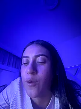 isabela l online show from December 2025 01:11:01 AM