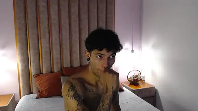 Enzo Hunter online show from October 2025 03:51:02 AM