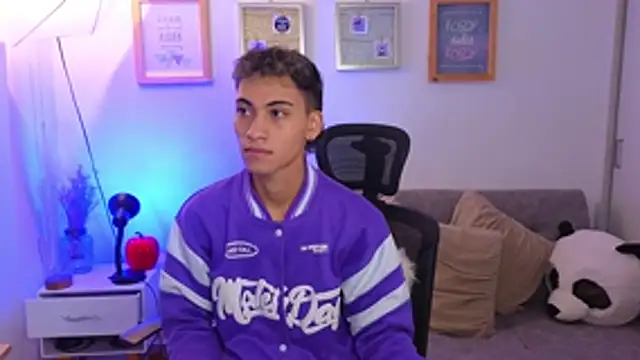 yulian vasquez online show from November 2025 12:28:01 PM