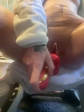 kmaddycakes1 online show from January 2026 05:06:02 PM