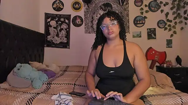 chloe kisses online show from October 2025 11:07:01 AM