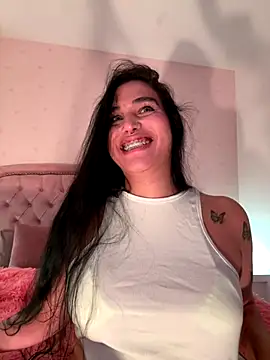 Snapshot of Bella__Wood chatting on September 2025 08:13:01 PM Bella  Wood online show from September 2025 08:13:01 PM
