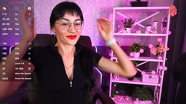 EviLune online show from October 2025 06:21:01 AM