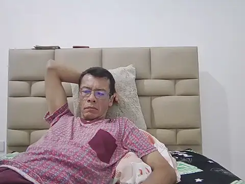 skinnylatino51 online show from November 2025 02:47:02 AM