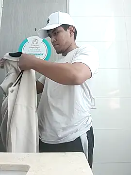 Snapshot of Oscariin96 chatting on February 2026 02:57:02 PM Oscariin96 online show from February 2026 02:57:02 PM