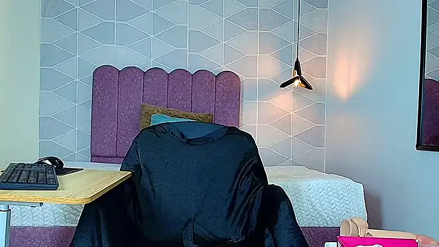 Aly Loving online show from November 2025 08:43:01 PM