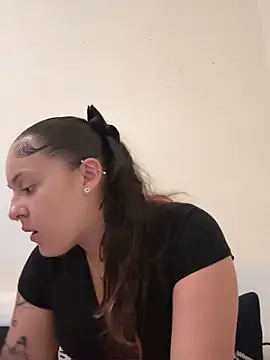 Snapshot of babykalirose chatting on October 2025 04:02:02 AM babykalirose online show from October 2025 04:02:02 AM