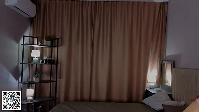 Snapshot of PetraHambelton chatting on November 2025 04:12:02 AM PetraHambelton online show from November 2025 04:12:02 AM