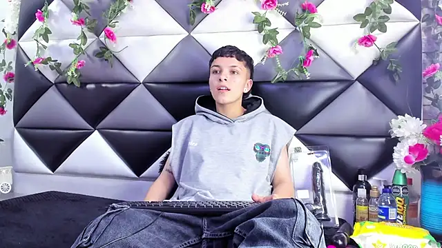 Megan Thompson  online show from December 2025 02:20:01 AM