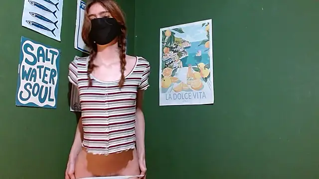 Roxiehood online show from November 2025 02:02:01 AM