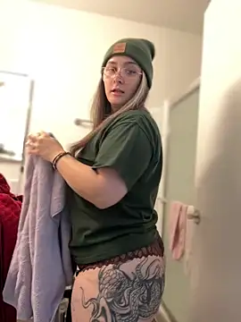 Snapshot of Alix_Valentine chatting on December 2025 10:50:01 PM Alix Valentine online show from December 2025 10:50:01 PM