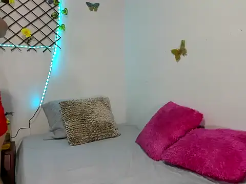 Snapshot of TamiDesire chatting on October 2025 08:42:02 PM TamiDesire online show from October 2025 08:42:02 PM