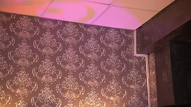 Snapshot of AlmaVelia chatting on November 2025 07:39:02 PM AlmaVelia online show from November 2025 07:39:02 PM