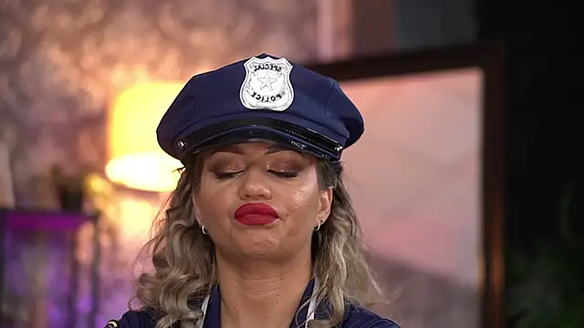 Snapshot of AlmaVelia chatting on December 2025 10:26:01 PM AlmaVelia online show from December 2025 10:26:01 PM