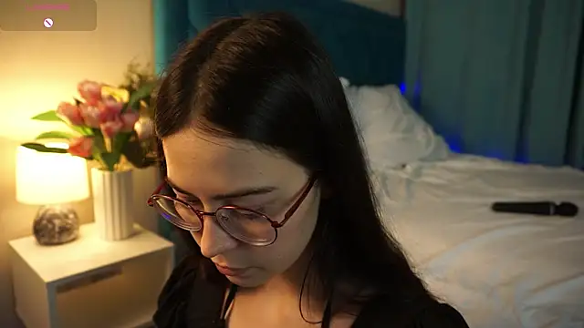 ywixos online show from November 2025 01:23:02 PM