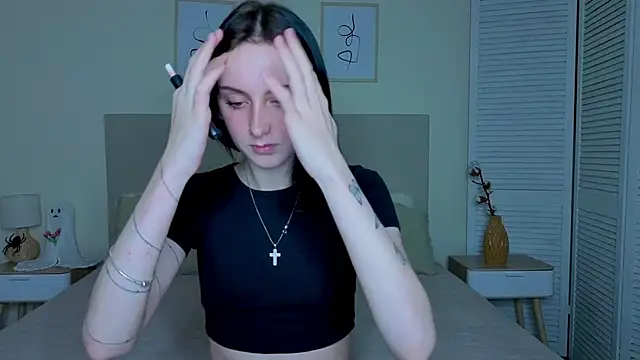 Snapshot of Little_moly999 chatting on December 2025 10:15:02 PM Little moly999 online show from December 2025 10:15:02 PM