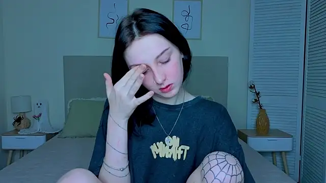 Snapshot of Little_moly999 chatting on December 2025 09:09:02 PM Little moly999 online show from December 2025 09:09:02 PM