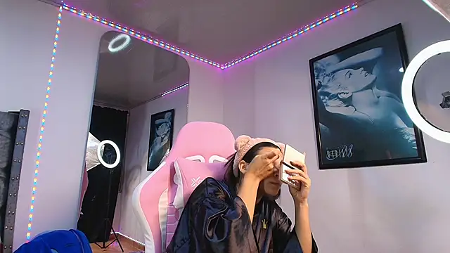 Snapshot of GraceWallace_ chatting on November 2025 12:20:02 AM GraceWallace online show from November 2025 12:20:02 AM