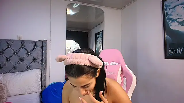 Snapshot of GraceWallace_ chatting on November 2025 01:25:02 AM GraceWallace online show from November 2025 01:25:02 AM