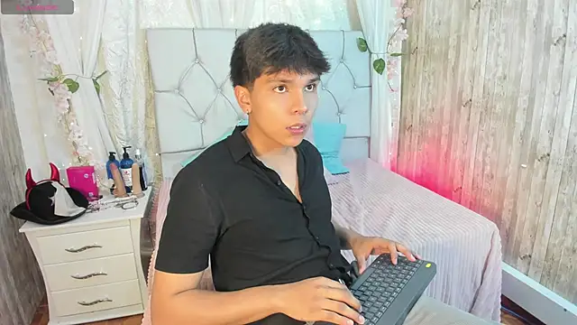 Snapshot of Thiago_Kozak chatting on November 2025 02:17:02 AM Thiago Kozak online show from November 2025 02:17:02 AM