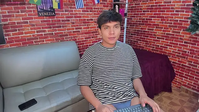 Snapshot of Thiago_Kozak chatting on June 2026 01:22:02 PM Thiago Kozak online show from June 2026 01:22:02 PM
