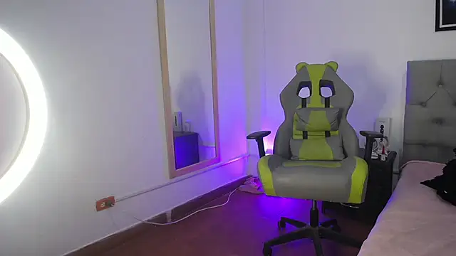 Esmeraldaa- online show from October 2025 03:51:02 AM