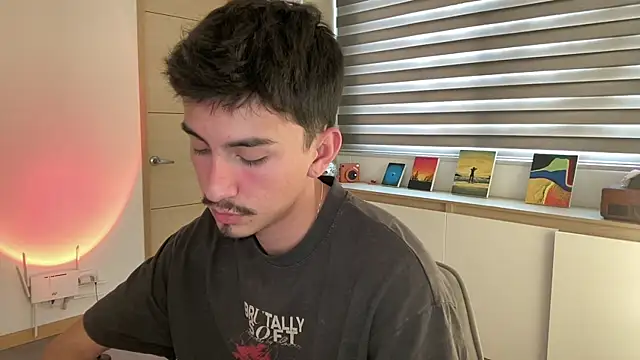 sweettaaron01 online show from November 2025 05:12:01 PM