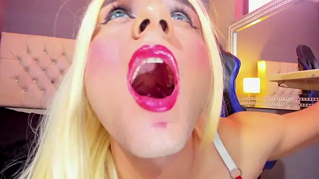 Snapshot of MiaMalkoba chatting on December 2025 01:09:02 PM MiaMalkoba online show from December 2025 01:09:02 PM