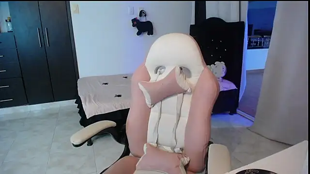 Snapshot of Elizabeth_rose02 chatting on October 2025 11:25:02 PM Elizabeth rose02 online show from October 2025 11:25:02 PM