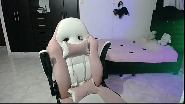 Snapshot of Elizabeth_rose02 chatting on October 2025 01:42:02 AM Elizabeth rose02 online show from October 2025 01:42:02 AM