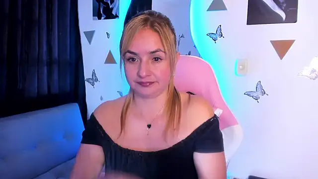 luciamature  online show from December 2025 08:47:01 PM