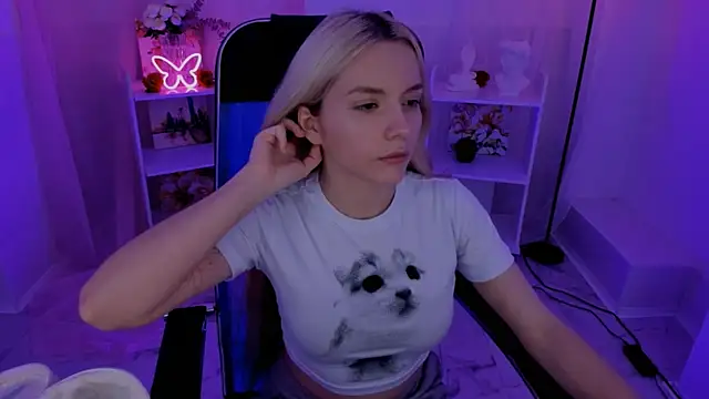 Snapshot of AuroraWrenfield chatting on September 2025 04:40:01 PM AuroraWrenfield online show from September 2025 04:40:01 PM