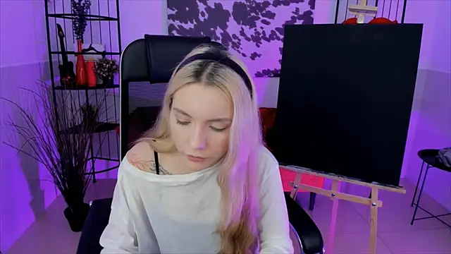 Snapshot of AuroraWrenfield chatting on October 2025 07:48:01 AM AuroraWrenfield online show from October 2025 07:48:01 AM