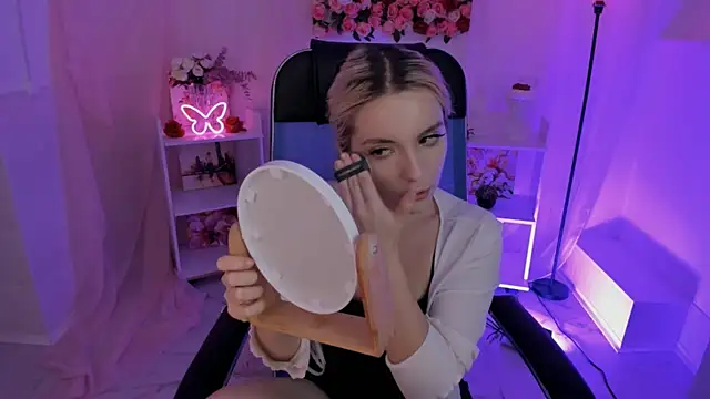 Snapshot of AuroraWrenfield chatting on October 2025 04:43:02 AM AuroraWrenfield online show from October 2025 04:43:02 AM