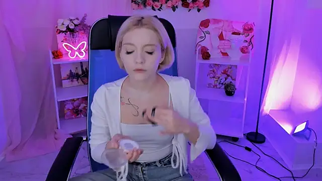 Snapshot of AuroraWrenfield chatting on October 2025 10:27:01 AM AuroraWrenfield online show from October 2025 10:27:01 AM