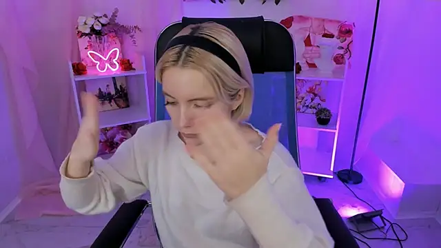 Snapshot of AuroraWrenfield chatting on November 2025 04:13:01 AM AuroraWrenfield online show from November 2025 04:13:01 AM