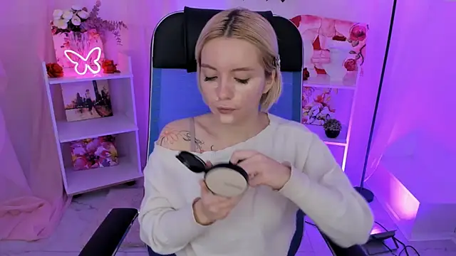 Snapshot of AuroraWrenfield chatting on November 2025 04:33:02 AM AuroraWrenfield online show from November 2025 04:33:02 AM