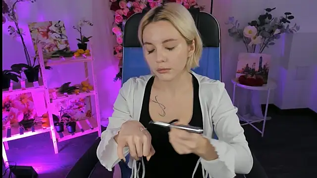 Snapshot of AuroraWrenfield chatting on November 2025 04:25:02 AM AuroraWrenfield online show from November 2025 04:25:02 AM