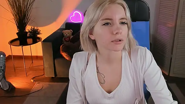 Snapshot of AuroraWrenfield chatting on December 2025 02:05:01 AM AuroraWrenfield online show from December 2025 02:05:01 AM