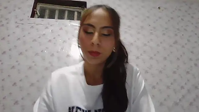 Snapshot of Roselingalvis13 chatting on April 2026 03:02:01 AM Roselingalvis13 online show from April 2026 03:02:01 AM