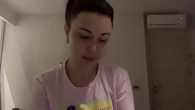 Snapshot of Gilin1 chatting on December 2025 09:45:01 PM Gilin1 online show from December 2025 09:45:01 PM