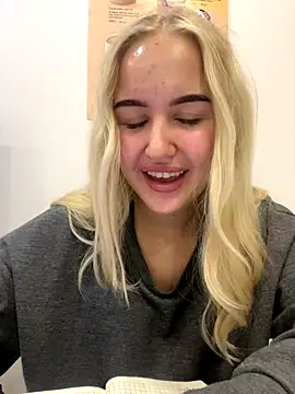 Snapshot of CandyVice chatting on December 2025 05:00:01 PM CandyVice online show from December 2025 05:00:01 PM