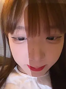 Snapshot of D-033 chatting on November 2025 11:32:02 AM D-033 online show from November 2025 11:32:02 AM