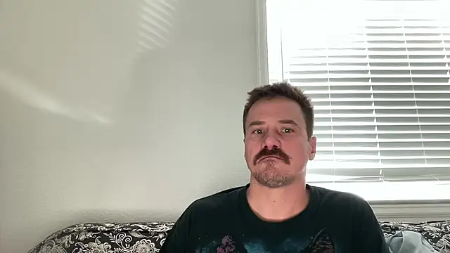 Snapshot of steelwoodVids chatting on December 2025 08:18:02 PM steelwoodVids online show from December 2025 08:18:02 PM