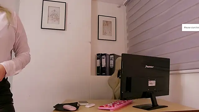 Snapshot of XXMILE chatting on November 2025 11:30:01 AM XXMILE online show from November 2025 11:30:01 AM