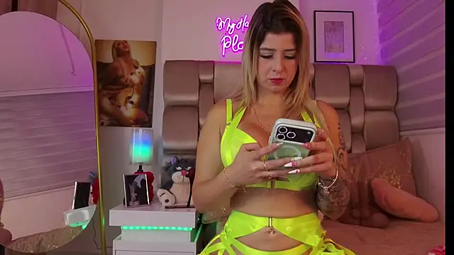 Snapshot of XXMILE chatting on November 2025 11:58:01 AM XXMILE online show from November 2025 11:58:01 AM