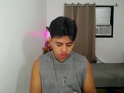 Snapshot of Hugecock2hundle_intown chatting on November 2025 04:51:01 PM Hugecock2hundle intown online show from November 2025 04:51:01 PM