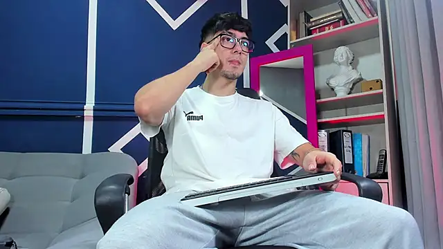 etham wolf  online show from December 2025 01:53:01 PM