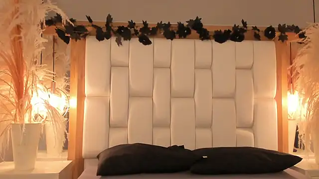 Daphne And Roger online show from December 2025 10:57:01 AM